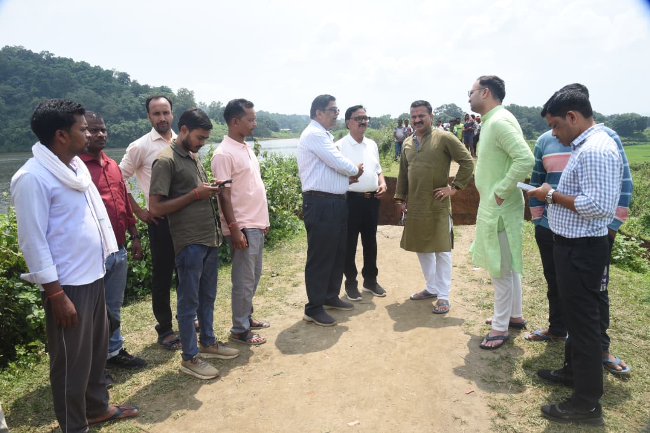 गेरसा बांध क्षतिग्रस्त होने की सूचना पर कलेक्टर, एसपी एवं जिला पंचायत सीईओ पहुंचे मौके पर जानदृमाल की सुरक्षा, फसल क्षति सर्वे एवं किसानों को मुआवजा दिलाने के दिए निर्देश